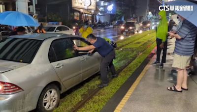 小客車駕駛稱下雨視線不佳誤闖 輕軌受阻30分鐘