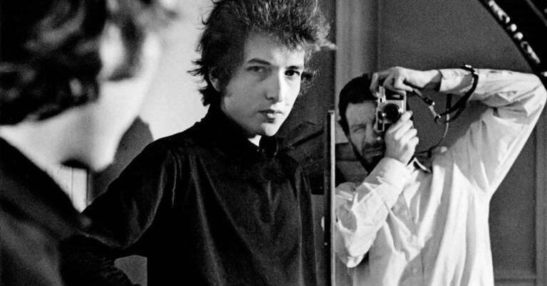 Daniel Kramer, Who Photographed Bob Dylan’s Rise, Dies at 91