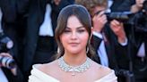 En robe fourreau noire, Selena Gomez rejoue le glamour hollywoodien à Cannes