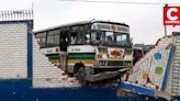 Bus de transporte público impacta contra pared de colegio en Mi Perú (VIDEO)