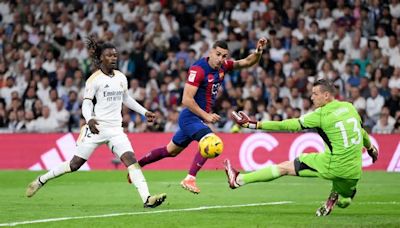 Se hace viral un pelotazo de Ferran Torres a un aficionado del Real Madrid tras el Clásico