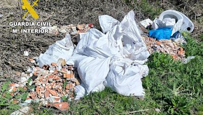 La Guardia Civil de Burgos sorprende in fraganti a una persona cuando vertía escombros en un paraje del alfoz