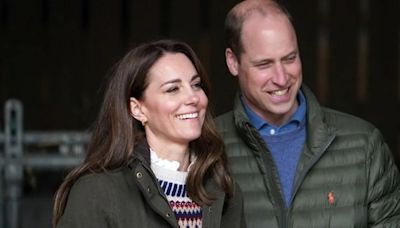 Kate Middleton felicita a Guillermo por su cumpleaños con una imagen inédita del príncipe y sus hijos en la playa