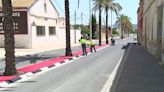El plan de empleo de Caudete refuerza la señalización viaria horizontal de la Avenida de Valencia