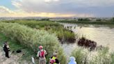 Rescatan a 54 migrantes en el Río Grande, Nuevo México, EE. UU.