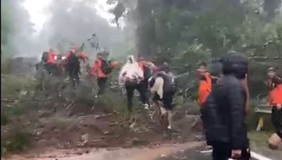 Jogadores da ACBF precisam voltar caminhando para hotel devido à queda de barreira