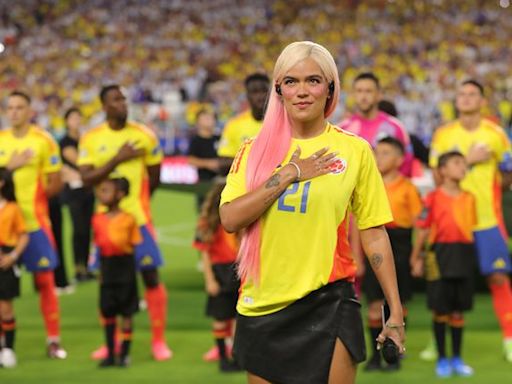 Karol G es criticada por cantar el himno de Colombia en final de Copa América