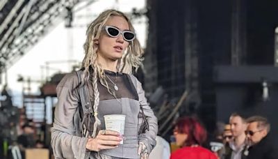 Grimes se burla de sí misma tras su fallido show en Coachella