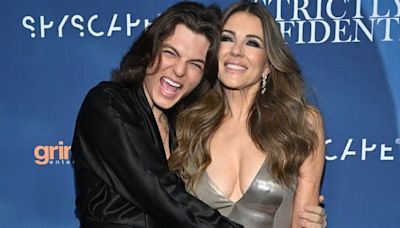 Damian Hurley, che quando può ruba i pantaloni a mamma Elizabeth