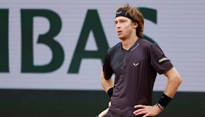 Un frustrado Andrey Rublev queda eliminado en el Abierto de Francia