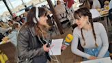 Turistas japoneses y daneses disfrutan de los chopitos de la Playa de Gandia