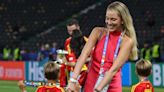 Alice Campello anima a La Roja (y a su marido) con el 'little red dress' más favorecedor del verano