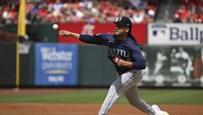 Mariners RHP Luis Castillo exits vs. Cardinals with leg injury