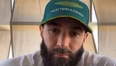 Karim Benzema, un 'alonsista' más: farda en Arabia Saudí con una gorra de Aston Martin