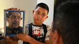 Este niño de 12 años trabaja de barbero para poder sobrevivir