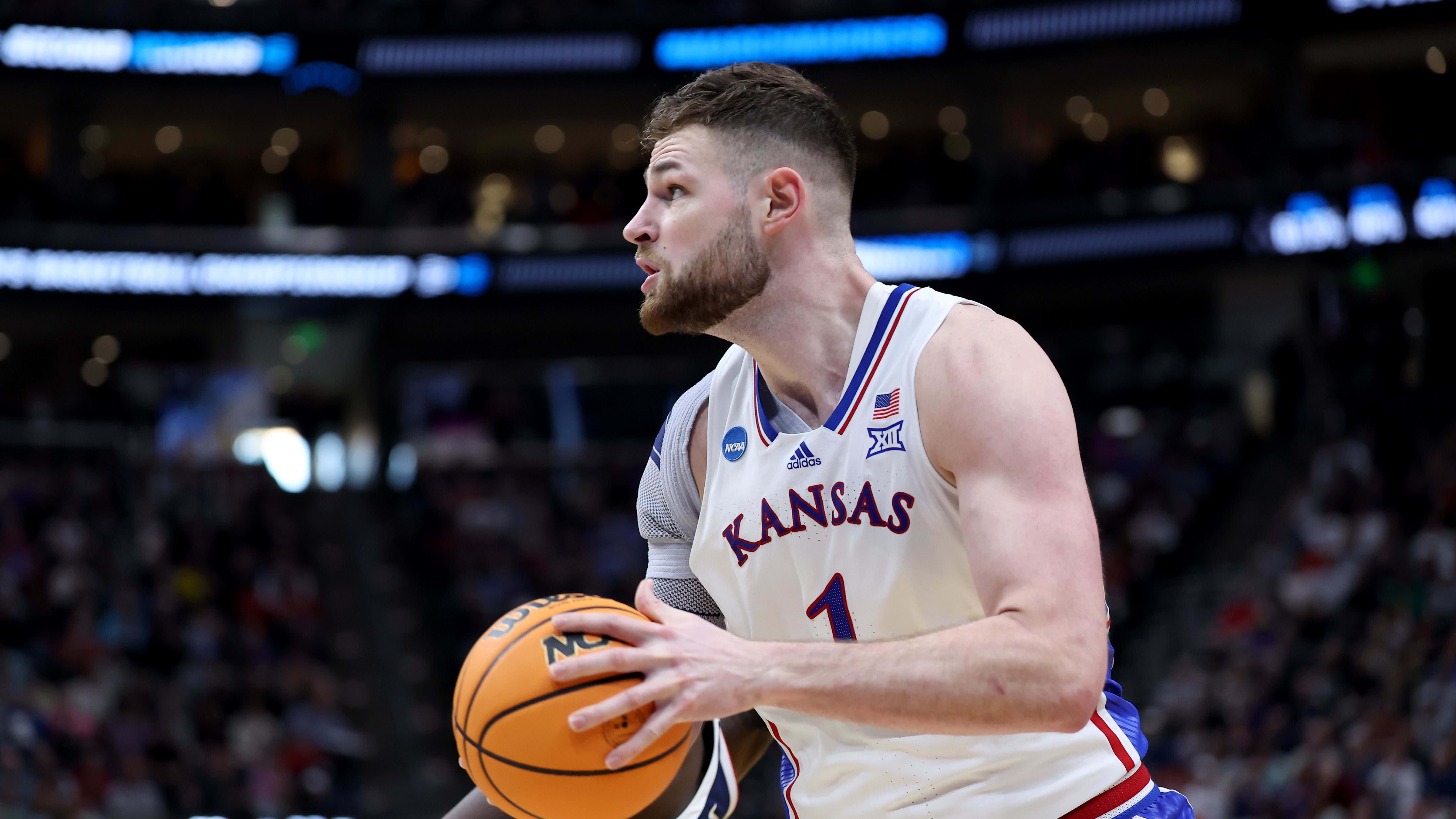 Kansas C Hunter Dickinson Announces Return for Fifth Season