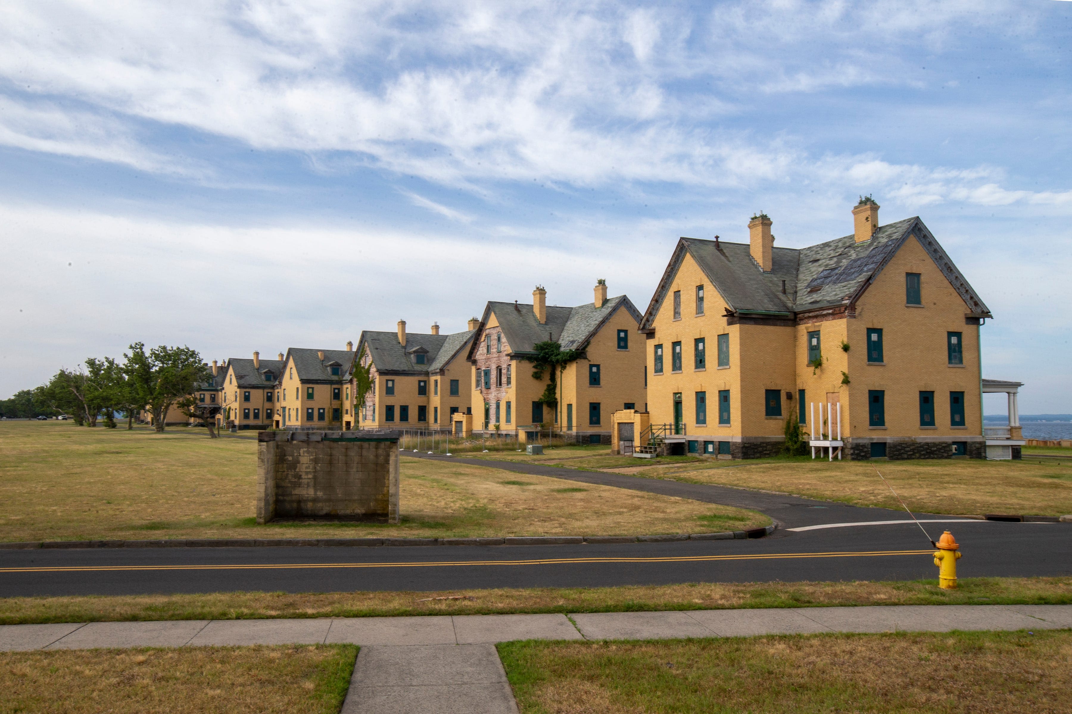 Crumbling Sandy Hook Fort Hancock Officers' Row homes doomed? Apartment plan in trouble