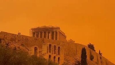 Grecia, il cielo diventa arancione per la sabbia del deserto del Sahara. IL VIDEO