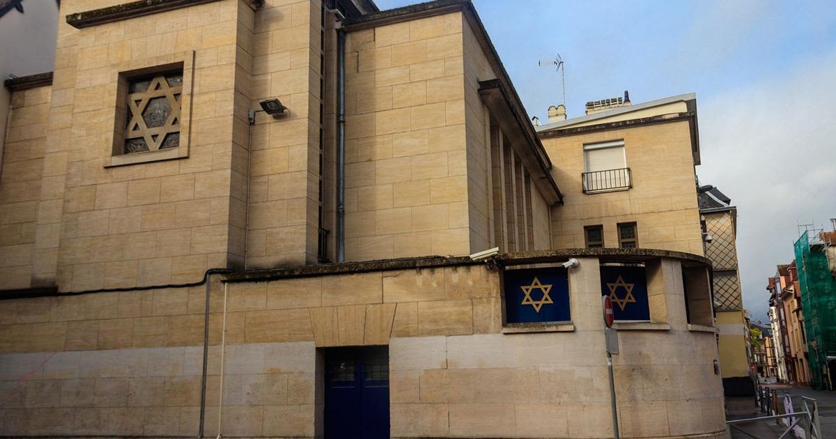 Police shoot dead armed attacker who started fire in Rouen synagogue
