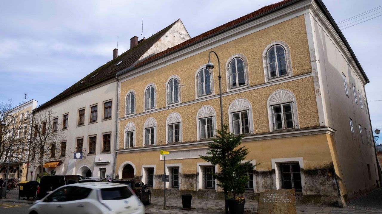 4 Germans caught marking Hitler's birthday outside Nazi dictator's birthplace in Austria