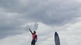 O surfista Gabriel Medina levita na fotografia dos Olímpicos que correu o mundo