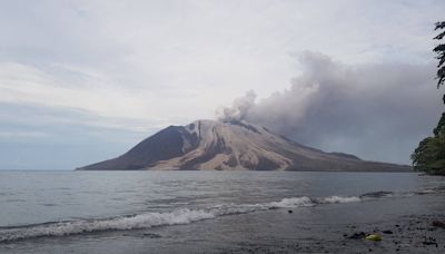 Vulcão expele coluna de fumaça na Indonésia; veja fotos de hoje