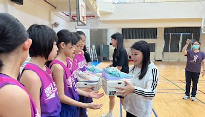 國小女籃隊宿敵爭勝、雙獲立委贈球鞋 教練喊話：5月全國聯賽見