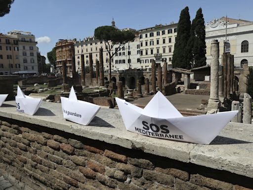 Roma se llena de barcos de papel para poner la migración en el foco de elecciones europeas