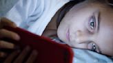 ¿La luz azul de los dispositivos afecta el sueño? Expertos responden