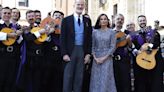 Los Reyes Felipe y Letizia, aclamados por la multitud y deleitados con la tuna en la celebración del Premio Cervantes