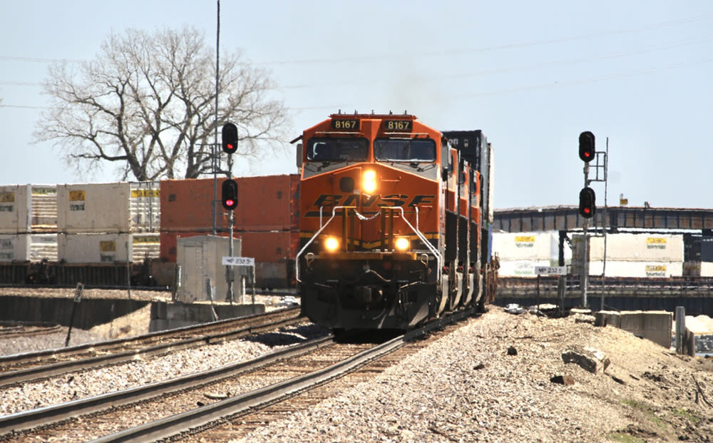 BNSF bridge at Fort Madison, Iowa, reopens after barge strike - Trains