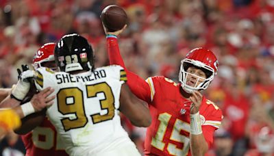 Chiefs' new look offense with old faces beats the Saints to move to 5-0