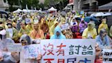 抗議國會擴權！民眾冒大雨再聚立院外 民團籲藍白懸崖勒馬