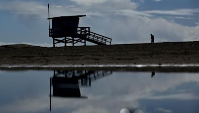 15,000-gallon sewage leak triggers closures at two L.A. County beaches