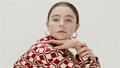 Thomasin McKenzie è la protagonista del film Eileen con una biondissima e inquietante Anne Hathaway: «Ero un po’ intimidita da lei»