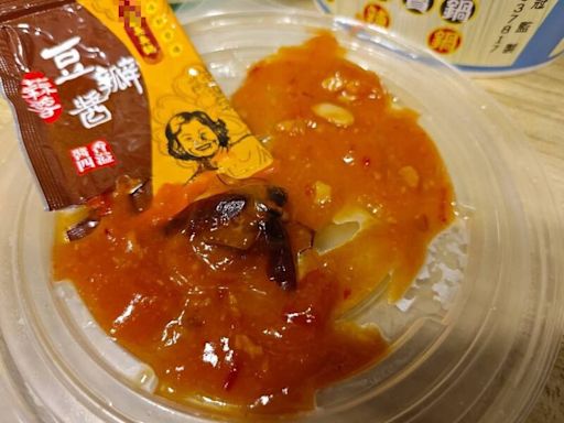 太扯了！知名臭臭鍋醬料包擠出「小強」 彰化衛生局緊急稽查