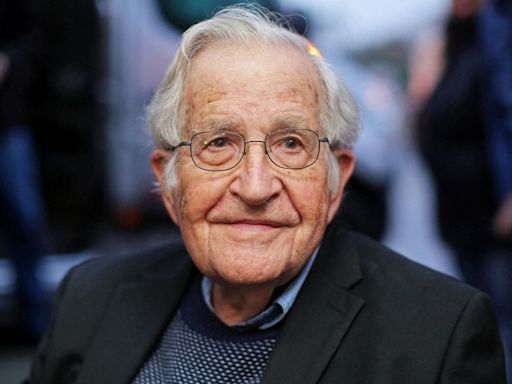 Muere el escritor Noam Chomsky a los 95 años - La Tercera