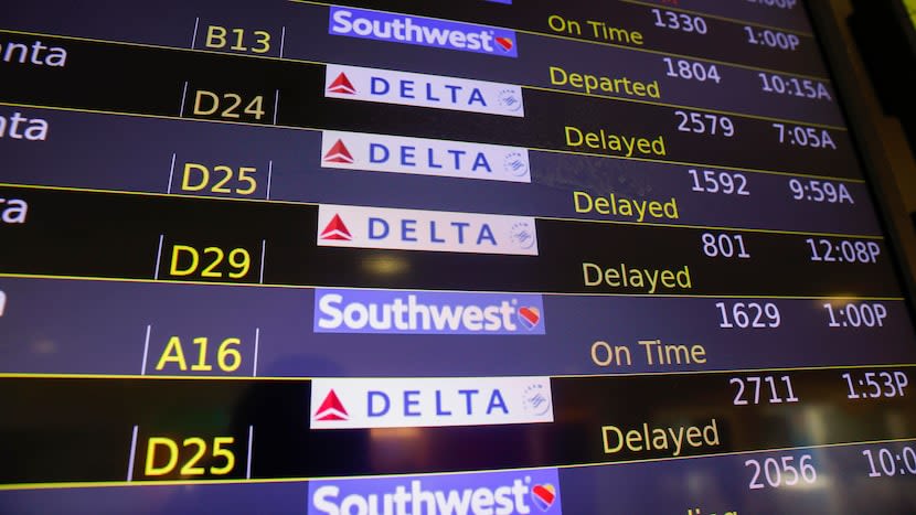 U.S. airlines may soon have to pay passengers for delayed flights