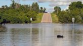 Sweltering temperatures persist across the US, while floodwaters inundate the Midwest