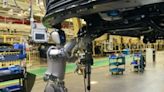 Una empresa china ya fabrica autos con robots y le ganó de mano a Elon Musk