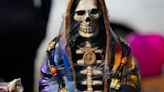 Música, dulces y flores honran a la Santa Muerte en México