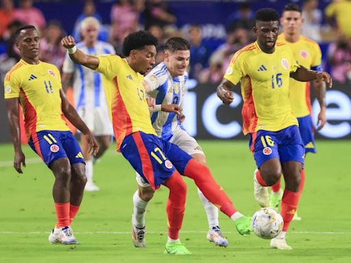 Argentina acaba un invicto que duró 28 partidos y Colombia espera revancha en 58 días