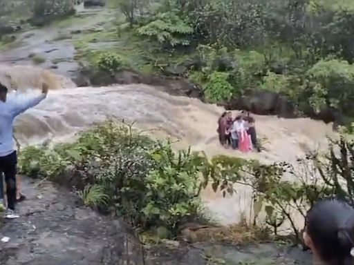 Una familia es arrastrada por la corriente tras fuertes lluvias: cinco miembros fallecieron
