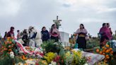 Miles de indígenas reviven sus tradiciones más ancestrales con el Día de Muertos en México