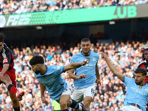 Genialidad de Raúl Jiménez; asistió de ‘taco’ ante el Manchester City