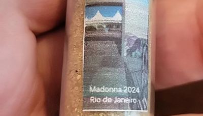 Areia da praia do show da Madonna é vendida por até R$ 50