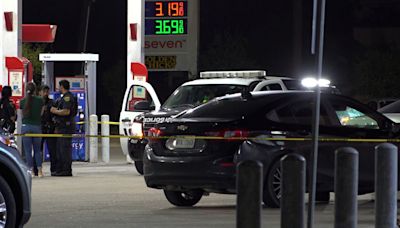 HPD: 4 injured when gunfire erupted from 3 different cars outside convenience store near South Loop