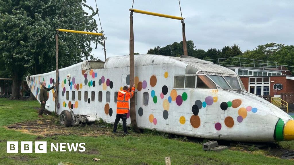 'Iconic' plane on Colwick school playground removed after 40 years