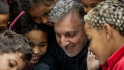 Luciano Huck surge rodeado de crianças no Rio Grande do Sul - OFuxico
