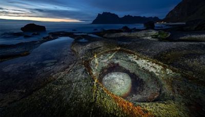 El "ojo del dragón": hallan un extraño pozo de más de 16.000 años en una playa de Noruega, ¿cómo se formó?